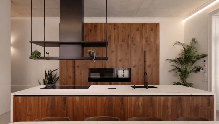 Cocinas separadas vs. cocina americana: el regreso del diseño tradicional